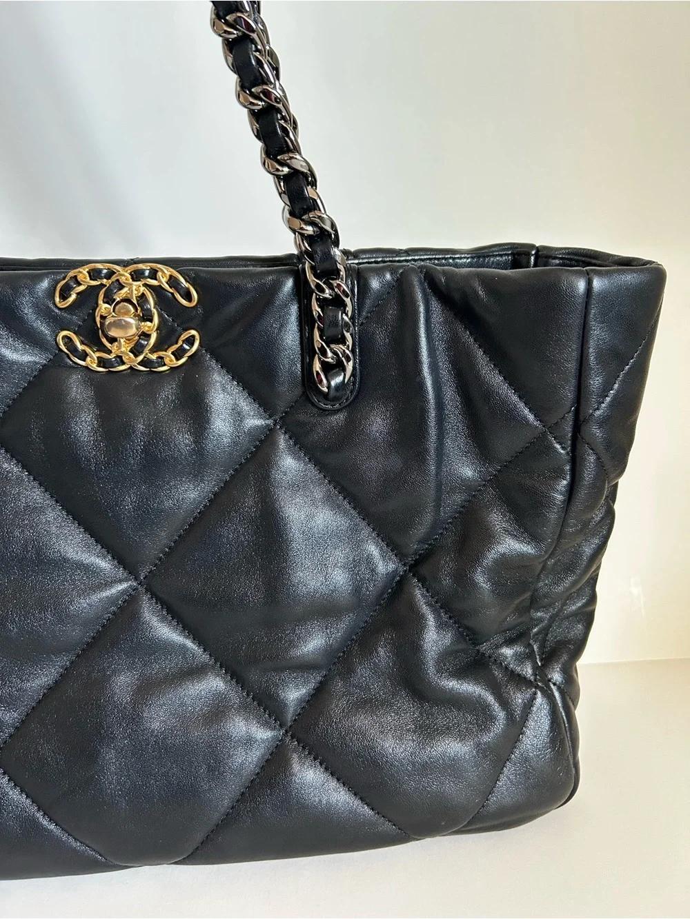 CHANEL Black Quilted Leather Shoulder Bag with Gold Chain CC